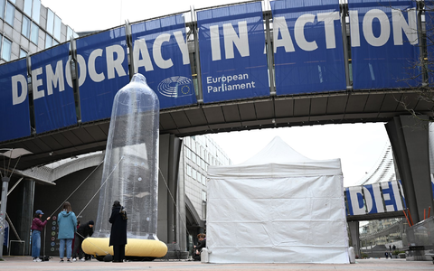 Vor dem EU-Parlament steht ein mit Luft gefülltes Kondom.  - Foto: Markus Lenhardt/dpa