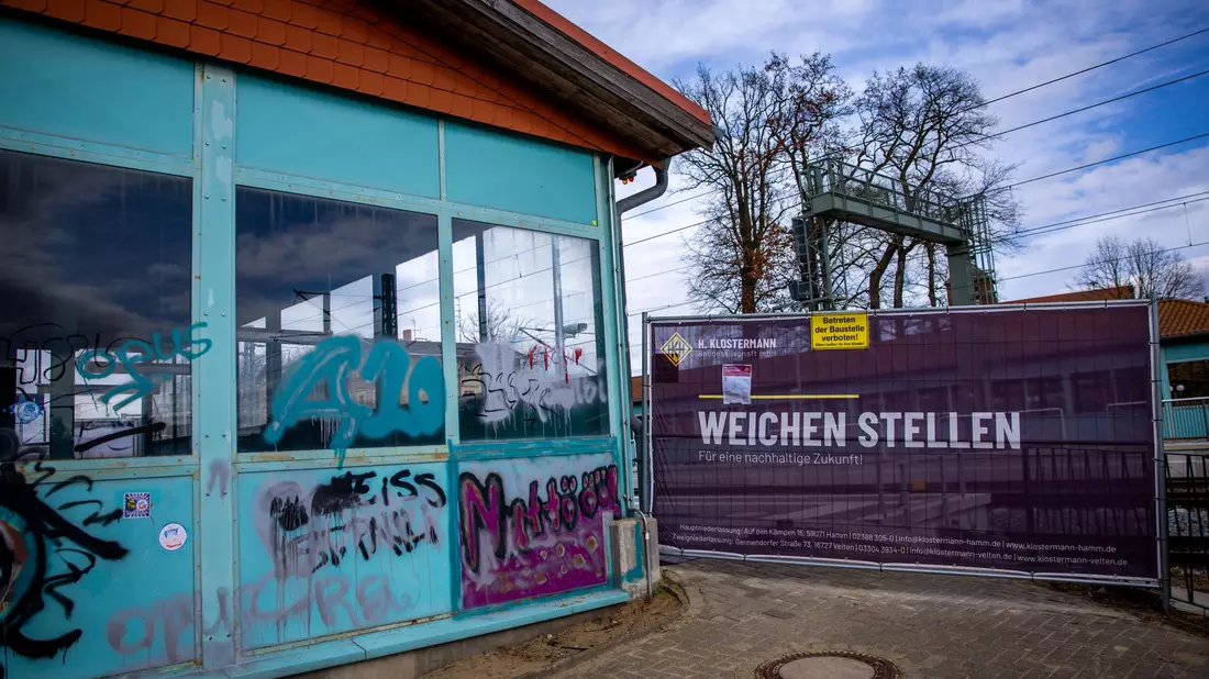 Eine Bahnbaustelle in Karstädt in Brandenburg. (Archivbild)  - Bild: Jens Büttner/dpa