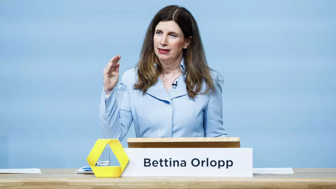 Commerzbank-Chef Bettina Orlopp will die Eigenständigkeit des Instituts retten.  - Bild: Hannes P Albert/dpa