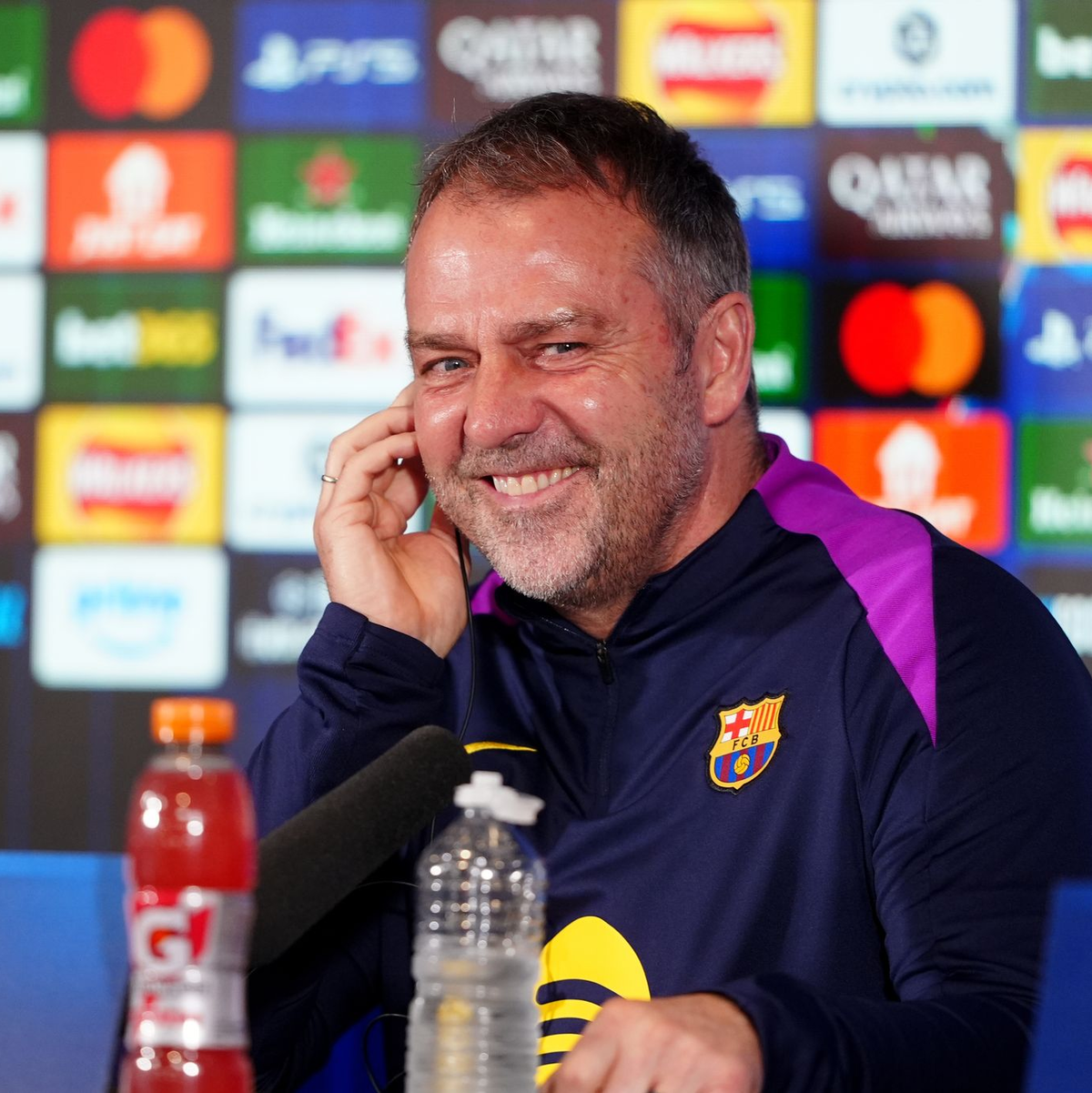  Hansi Flick bleibt weiter in Barcelona. (Archivbild) - Foto: Owen Humphreys/PA Wire/dpa