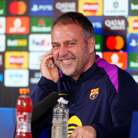  Hansi Flick bleibt weiter in Barcelona. (Archivbild) - Foto: Owen Humphreys/PA Wire/dpa