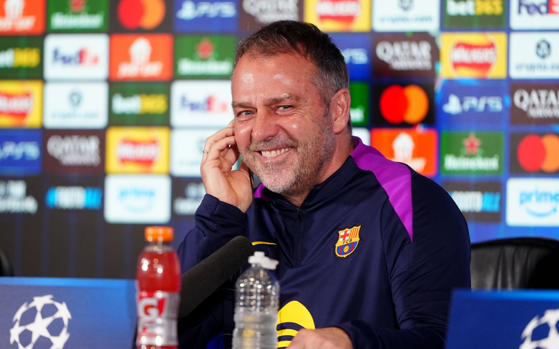  Hansi Flick bleibt weiter in Barcelona. (Archivbild) - Foto: Owen Humphreys/PA Wire/dpa