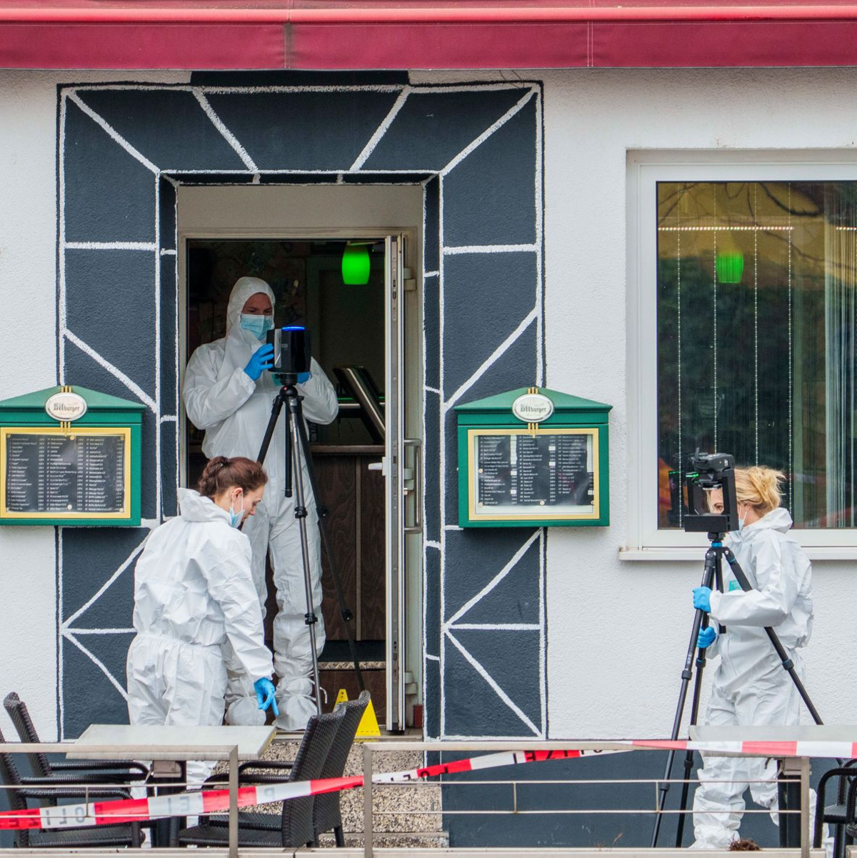 Fahnder sichern Spuren. - Foto: Andreas Arnold/dpa