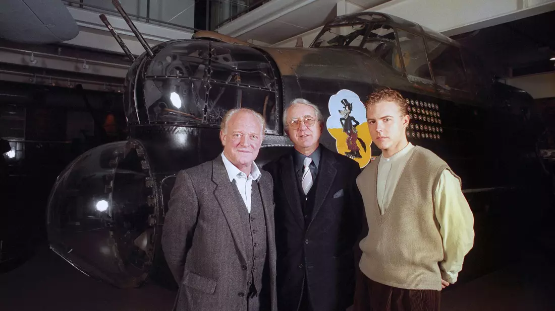 Der britische Spionagethriller-Autor Len Deighton (Mitte) ist im Alter von 97 Jahren gestorben. (Archivbild) - Bild: Sean Dempsey/PA Wire/dpa