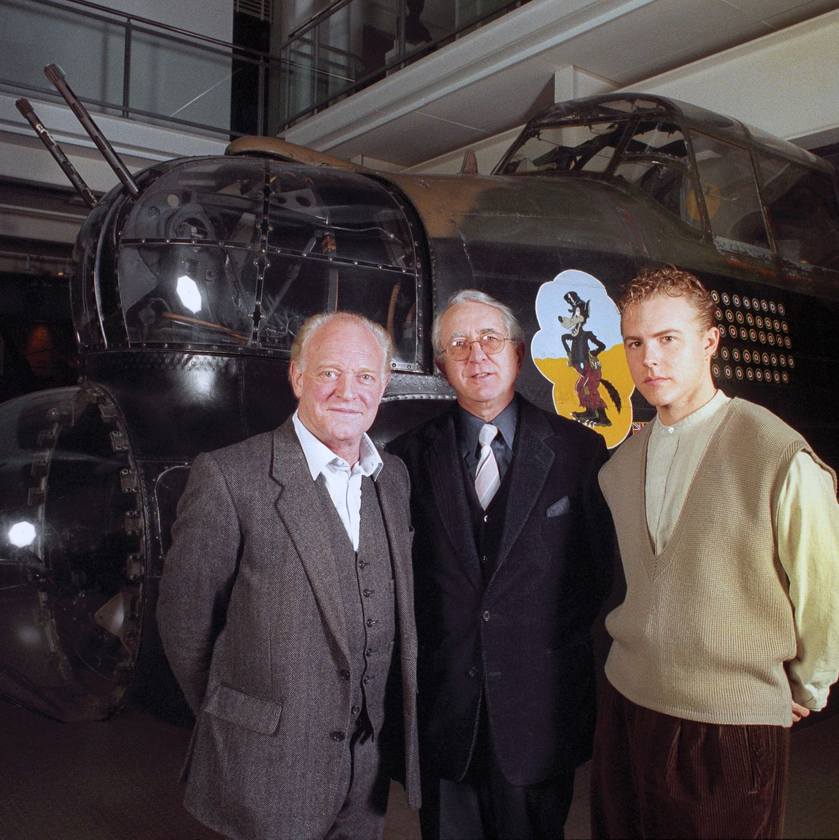 Der britische Spionagethriller-Autor Len Deighton (Mitte) ist im Alter von 97 Jahren gestorben. (Archivbild) - Foto: Sean Dempsey/PA Wire/dpa