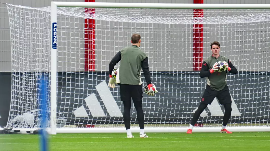 Jonas Urbig beim Abschlusstraining in Aktion, links Manuel Neuer. - Bild: Malin Wunderlich/dpa