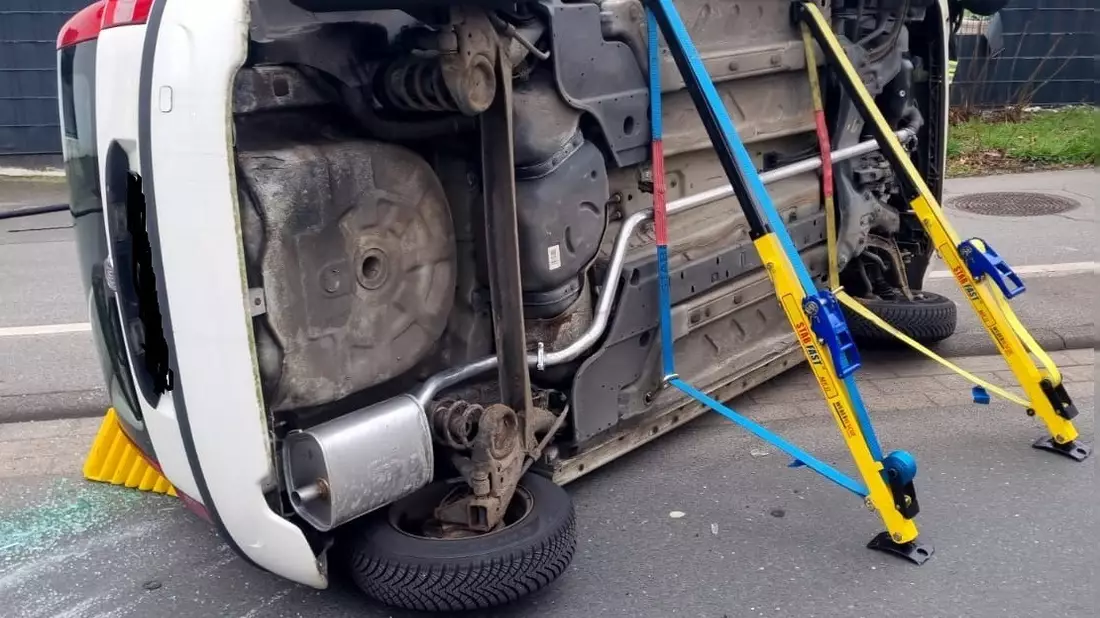 FW Dinslaken: Zwei Verkehrsunfälle beschäftigen Feuerwehr Dinslaken am Dienstagvormittag - Bild: presseportal.de