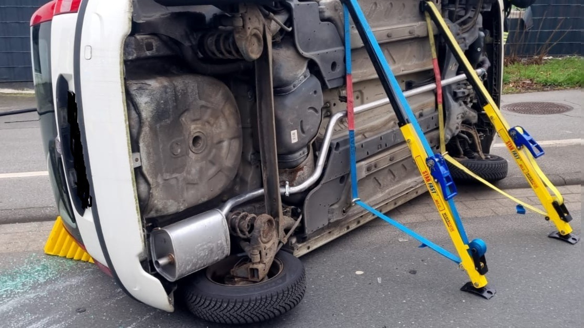 FW Dinslaken: Zwei Verkehrsunfälle beschäftigen Feuerwehr Dinslaken am Dienstagvormittag - Foto: presseportal.de