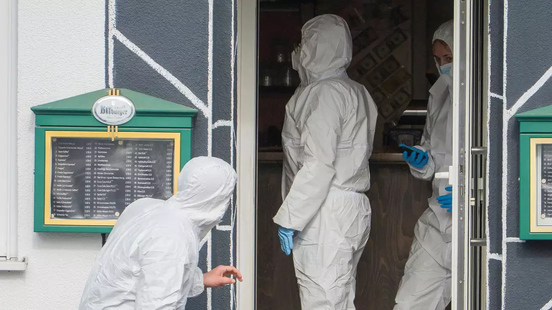 Beamte der Spurensicherung arbeiten in dem Lokal in Raunheim. - Bild: Andreas Arnold/dpa