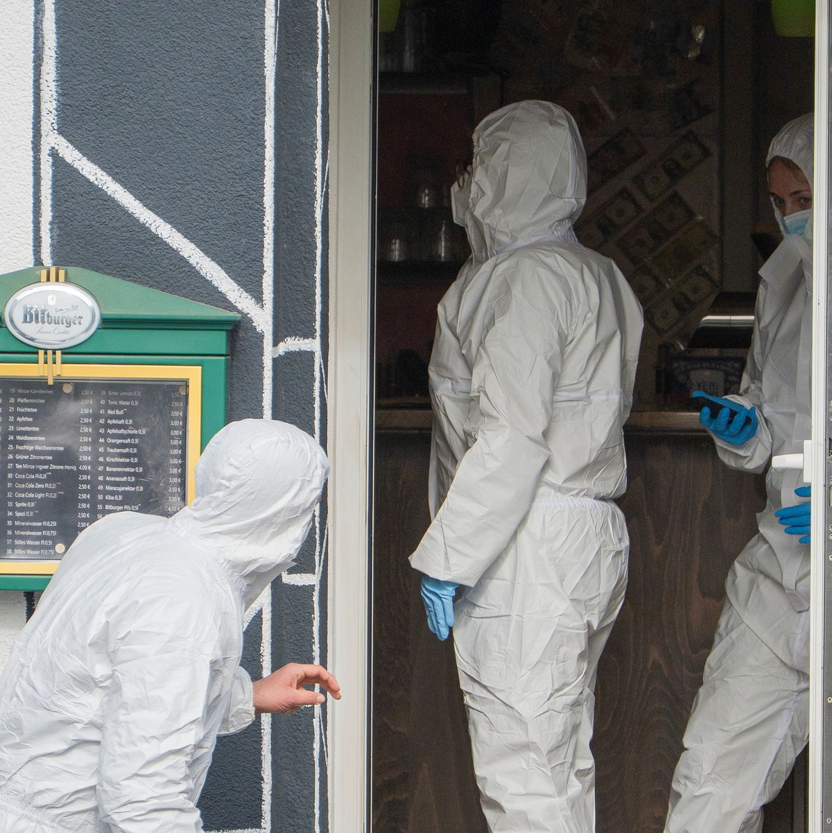 Beamte der Spurensicherung arbeiten in dem Lokal in Raunheim. - Foto: Andreas Arnold/dpa