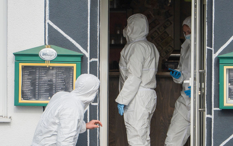 Beamte der Spurensicherung arbeiten in dem Lokal in Raunheim. - Foto: Andreas Arnold/dpa
