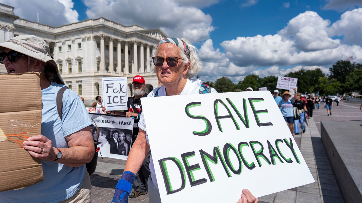 Die Demokratie ist laut einem neuen Bericht in vielen Ländern auf dem Rückzug - etwa in den USA. (Archivbild) - Foto: J. Scott Applewhite/AP/dpa
