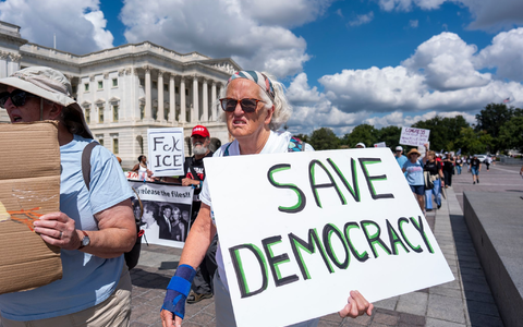 Die Demokratie ist laut einem neuen Bericht in vielen Ländern auf dem Rückzug - etwa in den USA. (Archivbild) - Foto: J. Scott Applewhite/AP/dpa