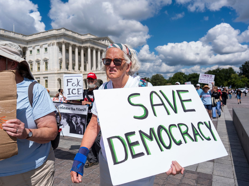 Die Demokratie ist laut einem neuen Bericht in vielen Ländern auf dem Rückzug - etwa in den USA. (Archivbild) - Foto: J. Scott Applewhite/AP/dpa