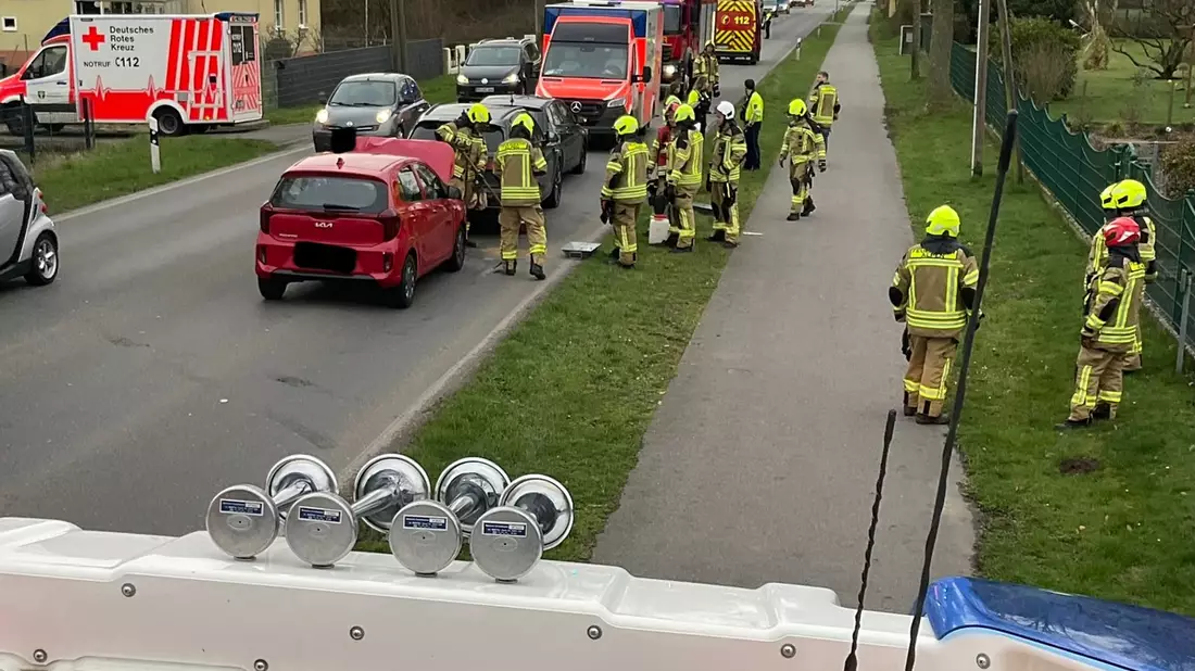 FW Alpen: Auffahrunfall mit drei Pkw auf der B 57 - Bild: presseportal.de