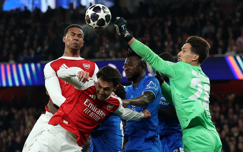 Hielt Bayer lange im Spiel: Torhüter Janis Blaswich (r.) - Foto: Ian Walton/AP/dpa
