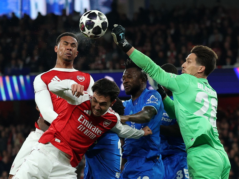 Hielt Bayer lange im Spiel: Torhüter Janis Blaswich (r.) - Foto: Ian Walton/AP/dpa