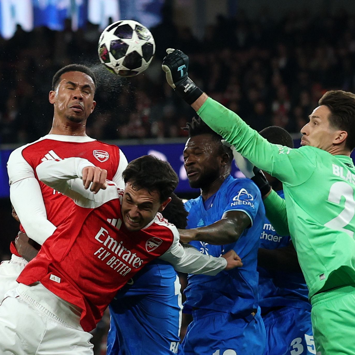 Hielt Bayer lange im Spiel: Torhüter Janis Blaswich (r.) - Foto: Ian Walton/AP/dpa
