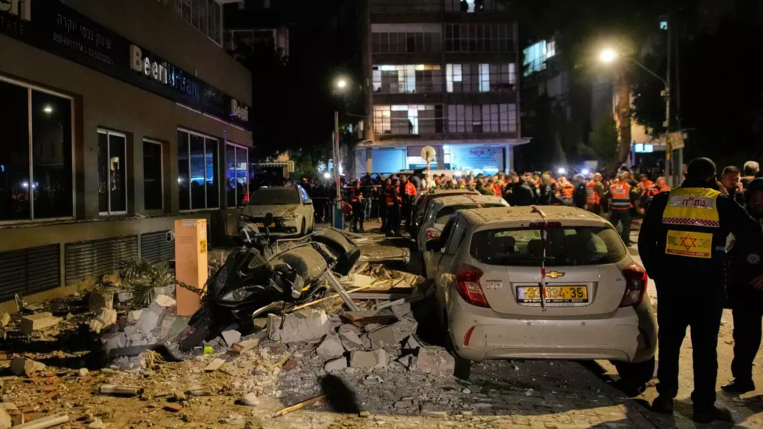 Zwei Menschen werden beim Einschlag einer Rakete in Ramat Gan getötet. - Bild: Ohad Zwigenberg/AP/dpa