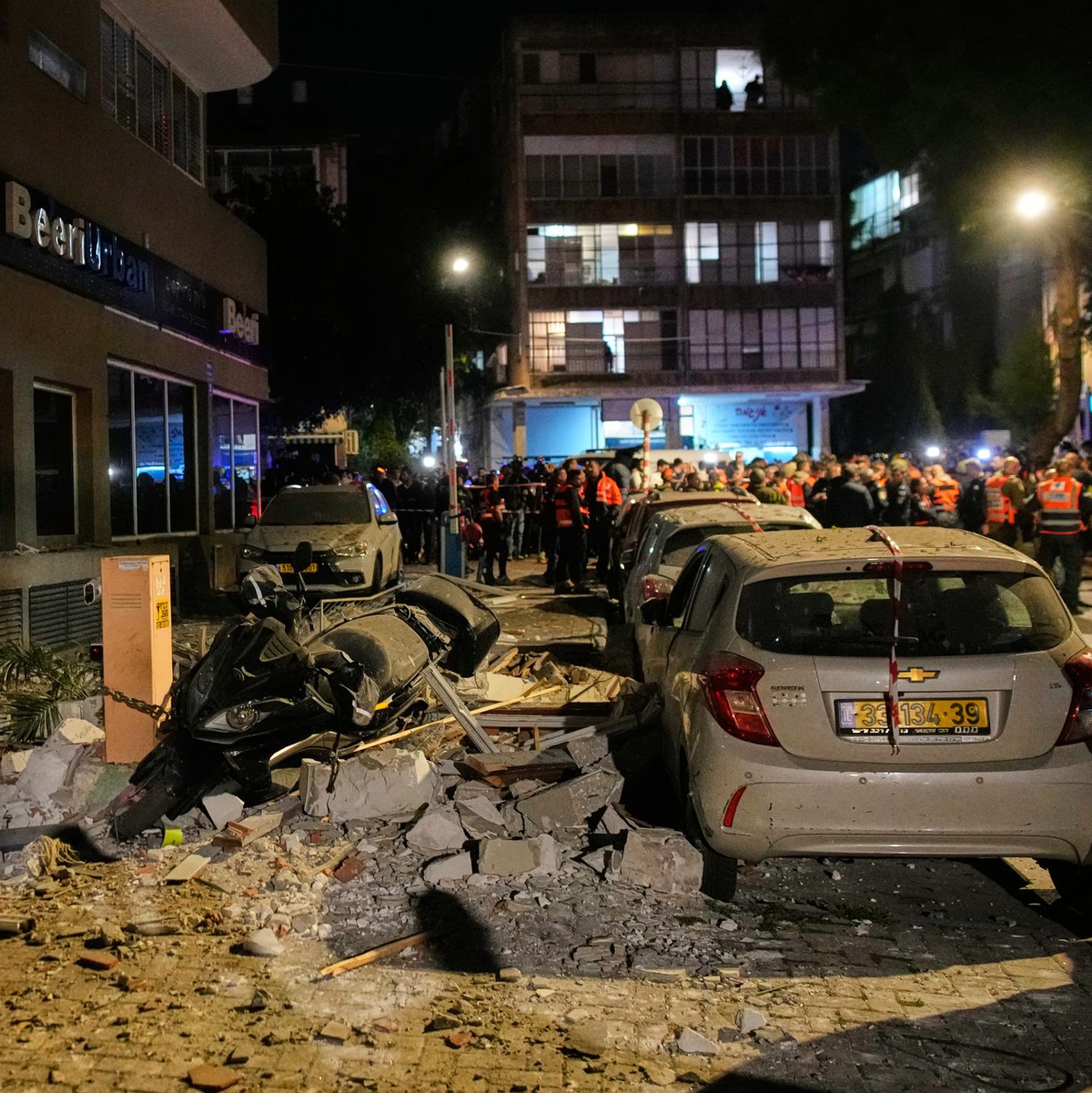 Zwei Menschen werden beim Einschlag einer Rakete in Ramat Gan getötet. - Foto: Ohad Zwigenberg/AP/dpa
