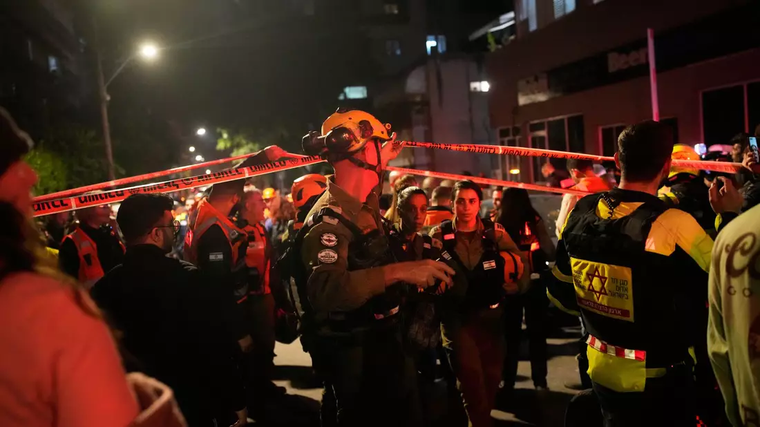 Sicherheits- und Rettungskräfte eilen zu der Einschlagstelle. - Bild: Ohad Zwigenberg/AP/dpa