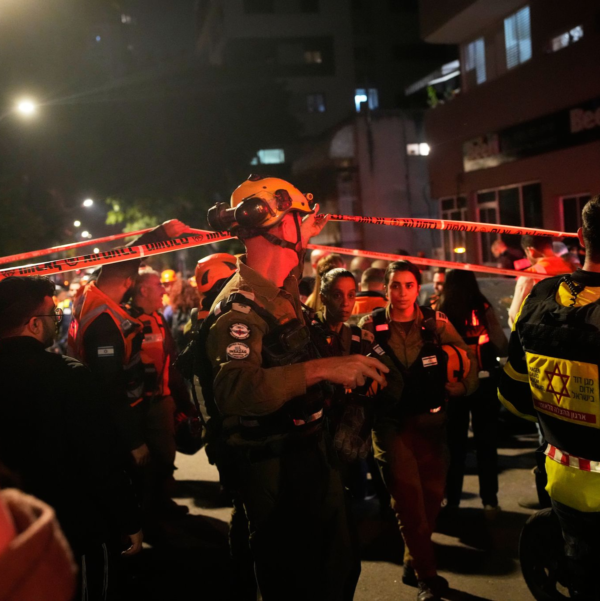 Sicherheits- und Rettungskräfte eilen zu der Einschlagstelle. - Foto: Ohad Zwigenberg/AP/dpa