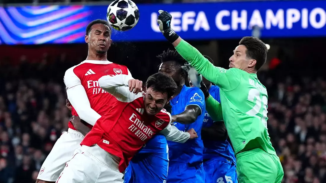 Janis Blaswich hielt Bayer Leverkusen mit seinen Paraden gegen Arsenal lange im Spiel. - Bild: Bradley Collyer/PA Wire/dpa