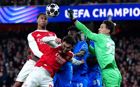 Janis Blaswich hielt Bayer Leverkusen mit seinen Paraden gegen Arsenal lange im Spiel. - Foto: Bradley Collyer/PA Wire/dpa Janis Blaswich hielt Bayer Leverkusen mit seinen Paraden gegen Arsenal lange im Spiel. - Foto: Bradley Collyer/PA Wire/dpa