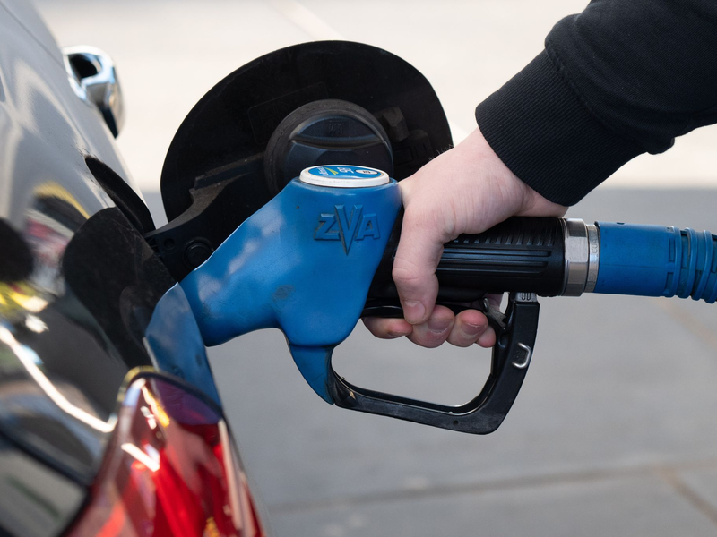 Eine Mehrheit rechnet nicht mit Preissenkungen beim Tanken. (Archivbild) - Foto: Harald Tittel/dpa