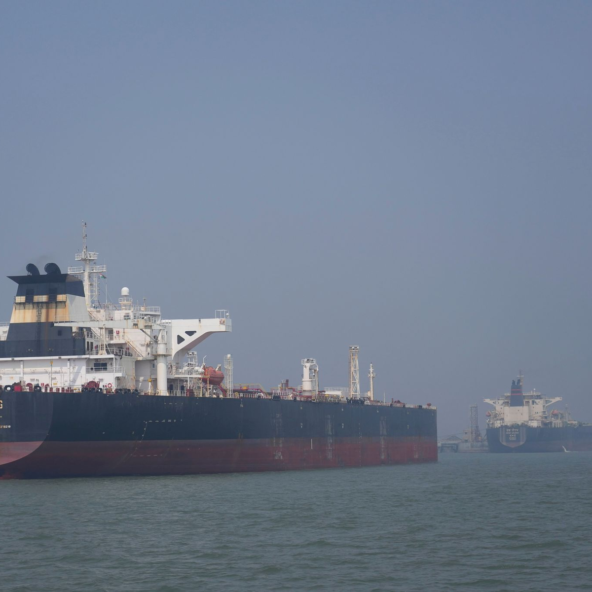 Nur noch einzelne Tanker durchfahren den Seeweg seit Kriegsbeginn.  - Foto: Rafiq Maqbool/AP/dpa