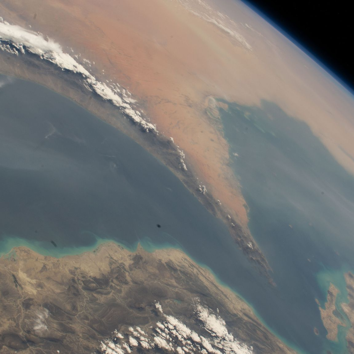 Der Seeweg ist an der engsten Stelle nur Dutzende Kilometer breit. (Archivbild) - Foto: -/Nasa/dpa