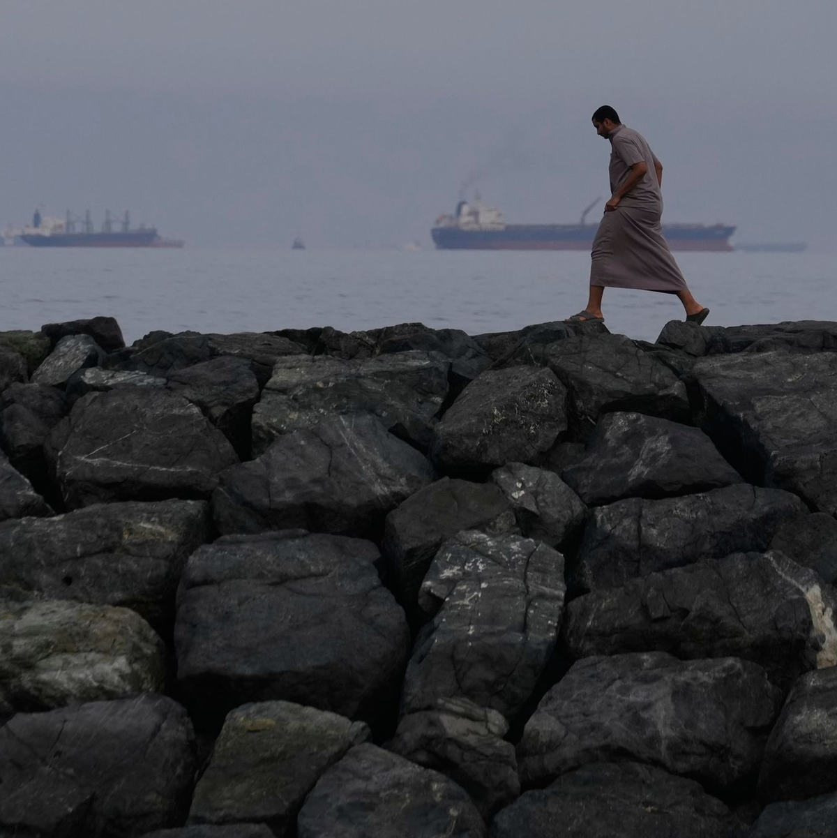 Weil die Straße von Hormus infolge des Iran-Kriegs praktisch gesperrt ist, ist der Schiffsverkehr zum Erliegen gekommen. (Archivbild) - Foto: Altaf Qadri/AP/dpa