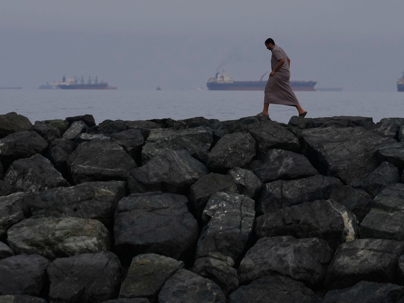 Weil die Straße von Hormus infolge des Iran-Kriegs praktisch gesperrt ist, ist der Schiffsverkehr zum Erliegen gekommen. (Archivbild) - Foto: Altaf Qadri/AP/dpa