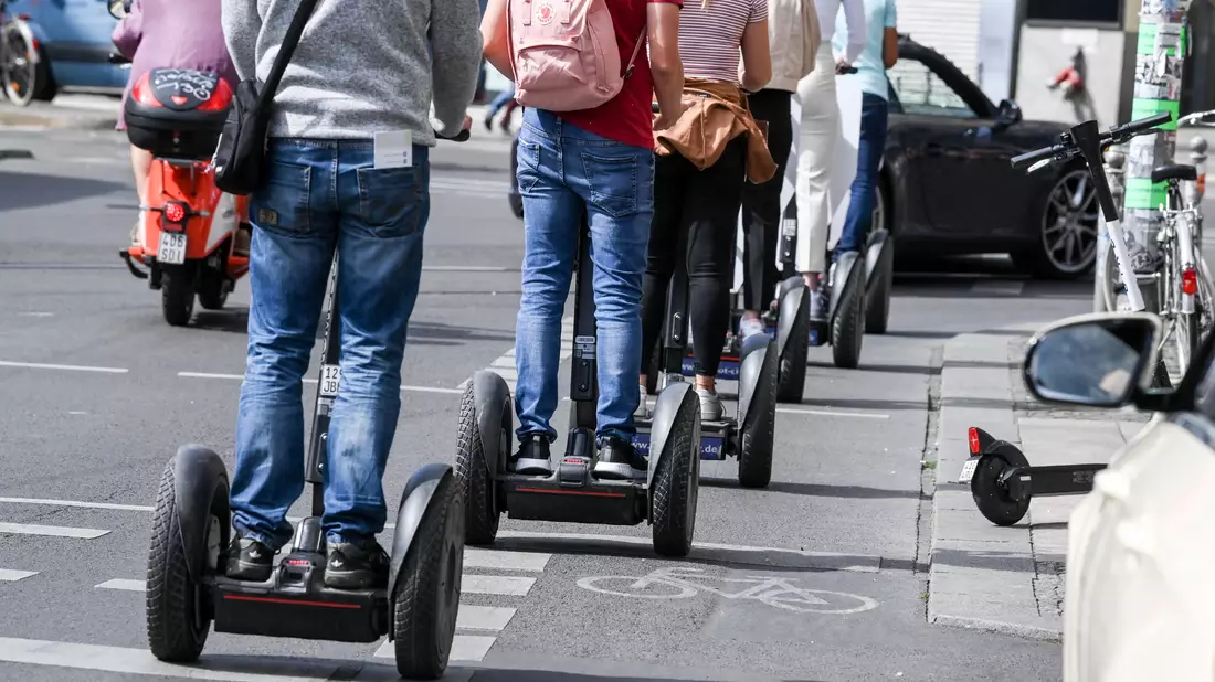 Die geplante Reform soll sich auch auf Elektrokleinstfahrzeuge erstrecken, auf denen man balanciert. (Symbolbild) - Bild: Jens Kalaene/dpa-Zentralbild/ZB
