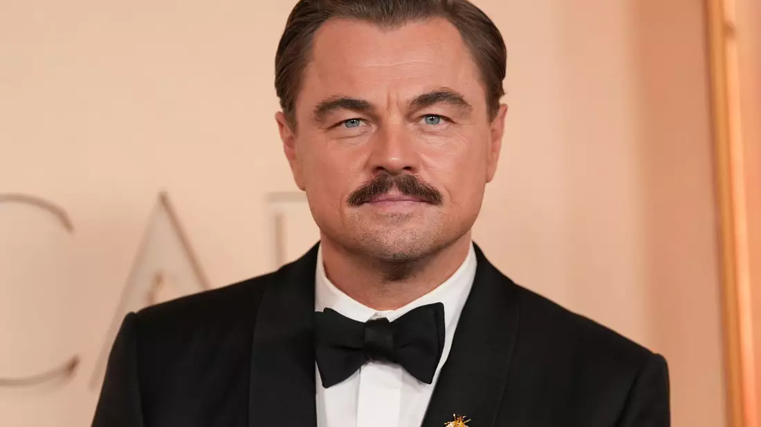 Leonardo DiCaprio mit Schnauzer bei den Oscars 2026 - das sorgte für Gesprächsstoff. (Archivbild) - Bild: Gregory Bull/Invision/AP/dpa