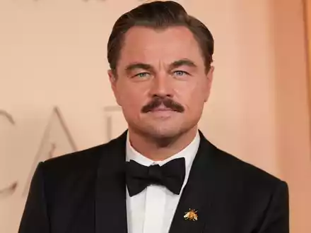 Leonardo DiCaprio mit Schnauzer bei den Oscars 2026 - das sorgte für Gesprächsstoff. (Archivbild) - Foto: Gregory Bull/Invision/AP/dpa