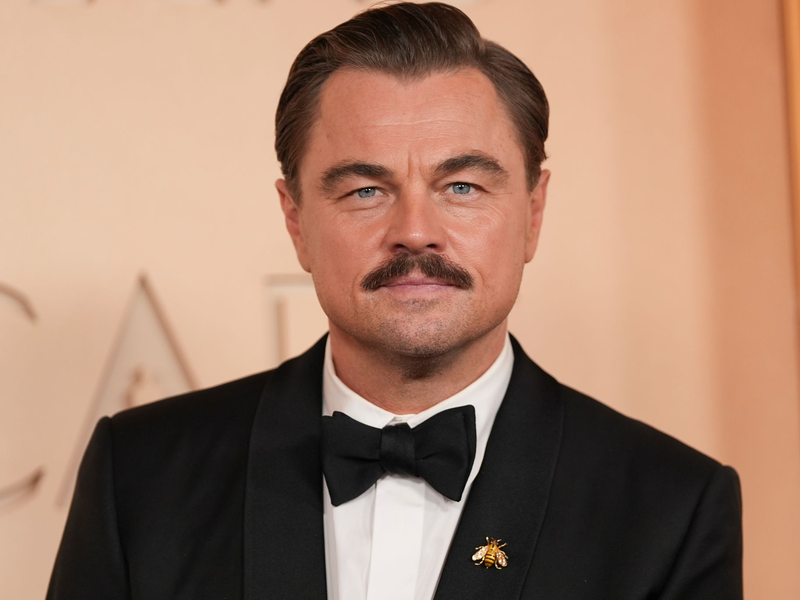Leonardo DiCaprio mit Schnauzer bei den Oscars 2026 - das sorgte für Gesprächsstoff. (Archivbild) - Foto: Gregory Bull/Invision/AP/dpa