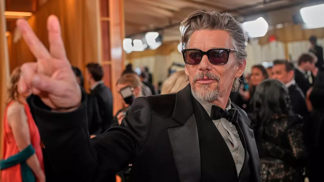 Ethan Hawke - inzwischen 55 - hat jetzt einen daddyhaften grauen Henriquatre-Bart. (Archivbild) - Bild: John Locher/Invision/AP/dpa