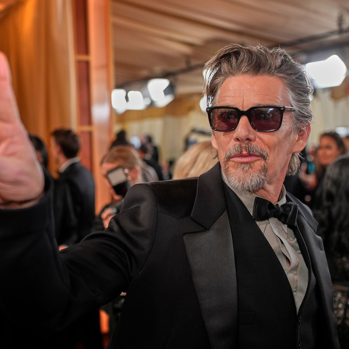 Ethan Hawke - inzwischen 55 - hat jetzt einen daddyhaften grauen Henriquatre-Bart. (Archivbild) - Foto: John Locher/Invision/AP/dpa