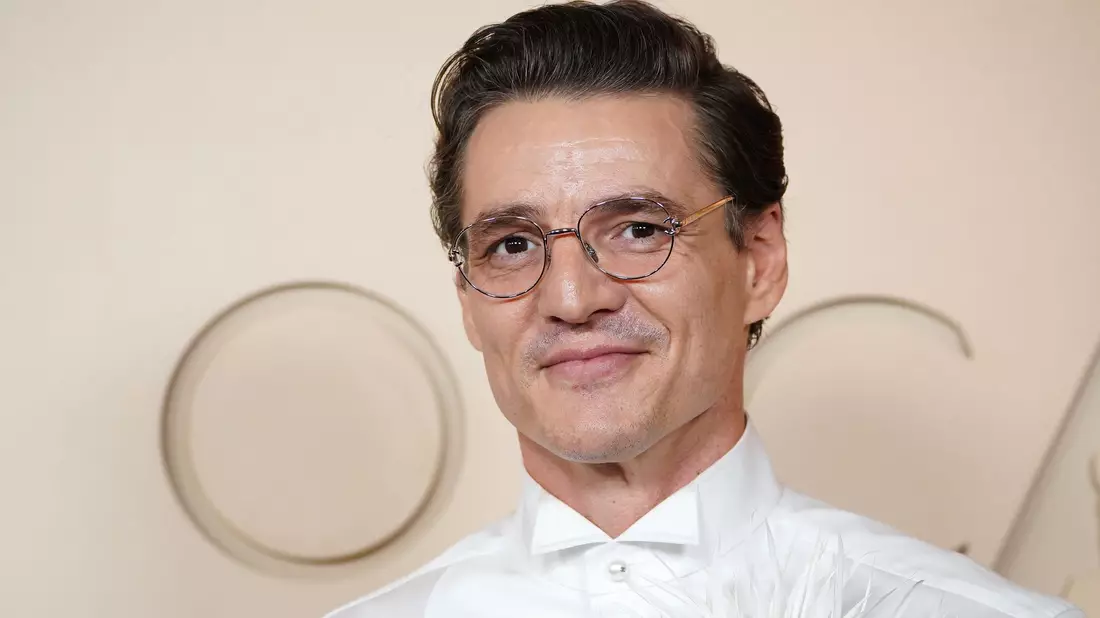 Für manche ohne Bart kaum zu erkennen: Pedro Pascal bei der Oscar-Verleihung 2026. (Archivbild) - Bild: Jordan Strauss/Invision/AP/dpa
