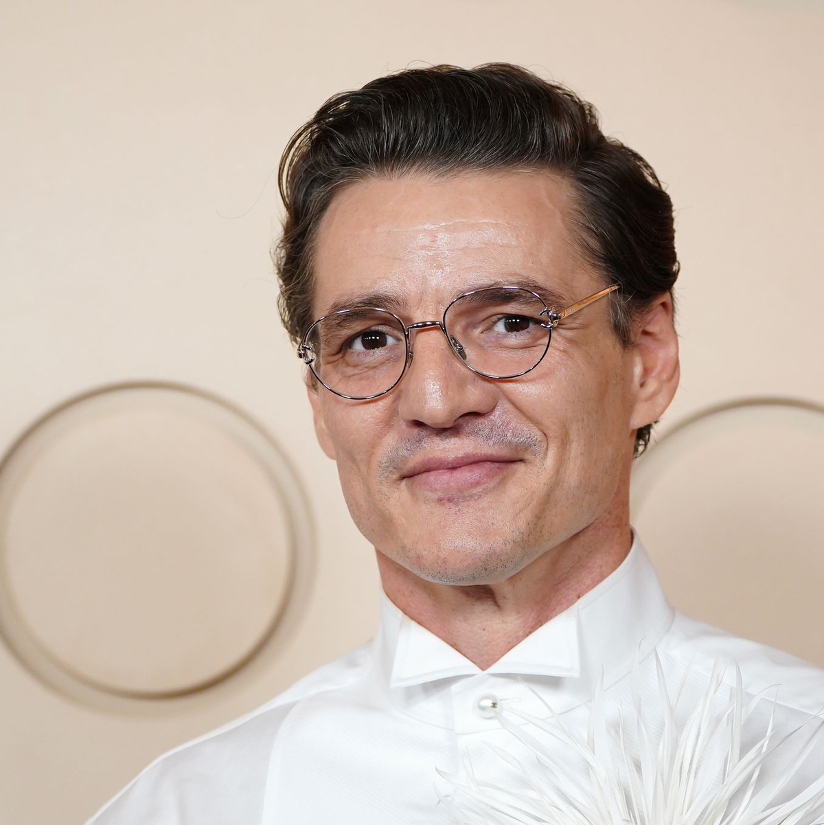 Für manche ohne Bart kaum zu erkennen: Pedro Pascal bei der Oscar-Verleihung 2026. (Archivbild) - Foto: Jordan Strauss/Invision/AP/dpa