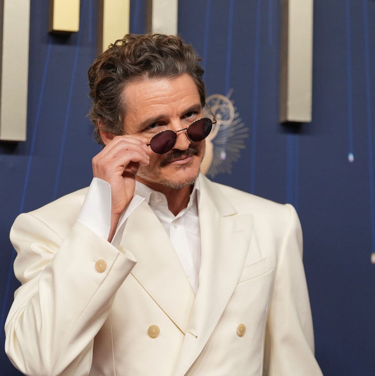 Bei den Oscars ohne Bart, bei den Emmy Awards im September noch mit Moustache: Pedro Pascal. (Archivbild) - Foto: Jae C. Hong/Invision/AP/dpa