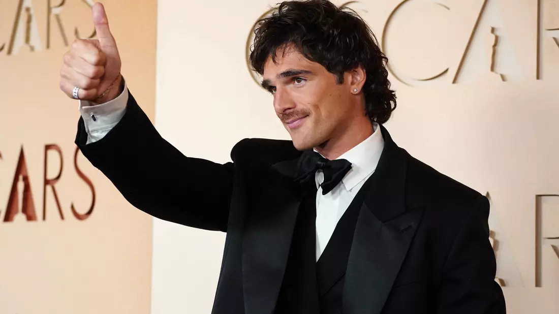 Jacob Elordi trug bei der Oscar-Verleihung einen recht dezenten Schnauzer. (Archivbild) - Bild: Jordan Strauss/Invision/AP/dpa