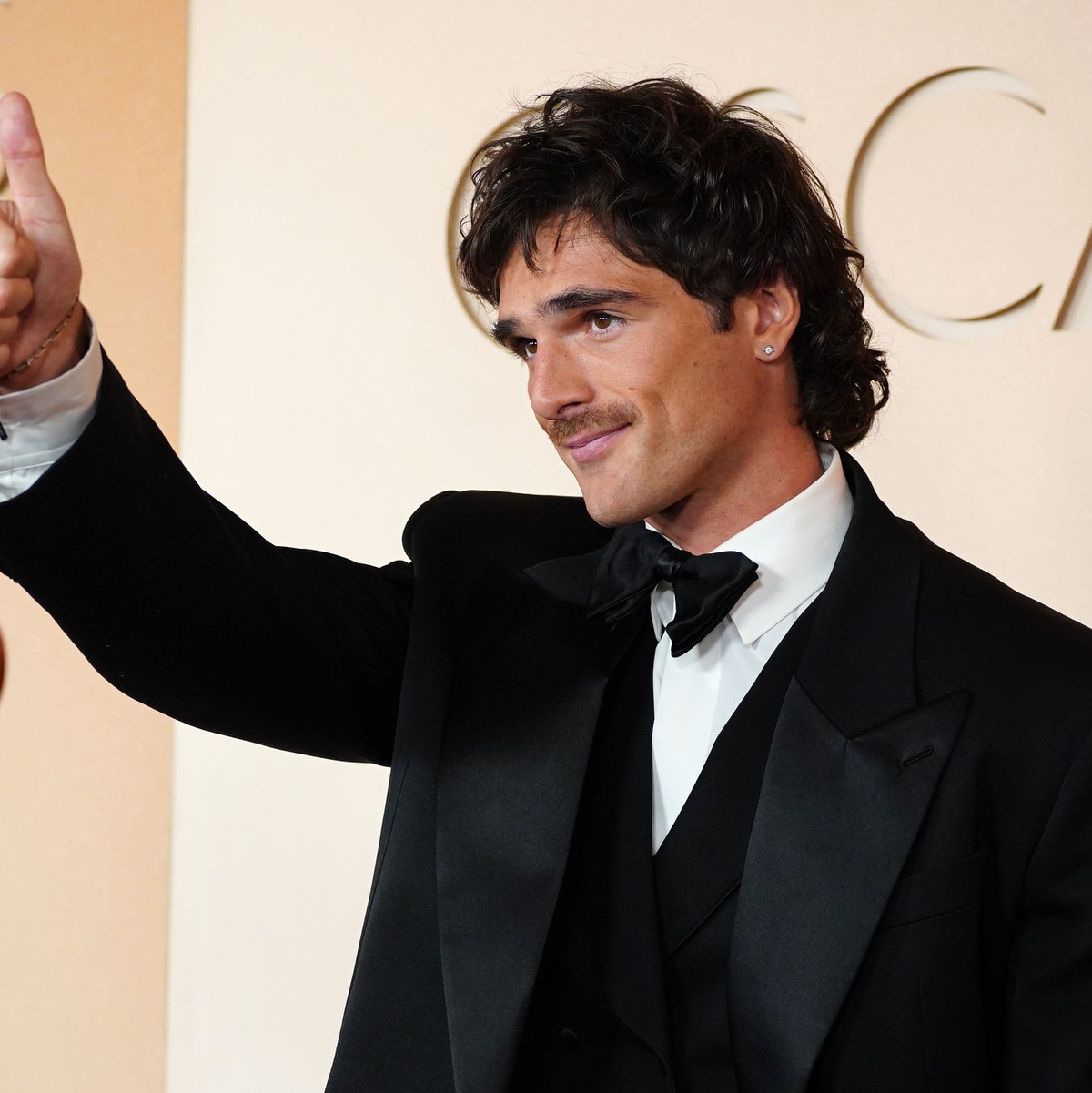 Jacob Elordi trug bei der Oscar-Verleihung einen recht dezenten Schnauzer. (Archivbild) - Foto: Jordan Strauss/Invision/AP/dpa