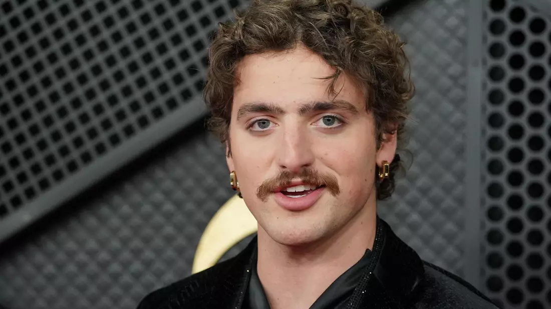 Popstar Benson Boone gehört zu den Promis der letzten Jahre, die den Oberlippenbart-Hype befeuerten. (Archivbild) - Bild: Jordan Strauss/Invision/AP/dpa