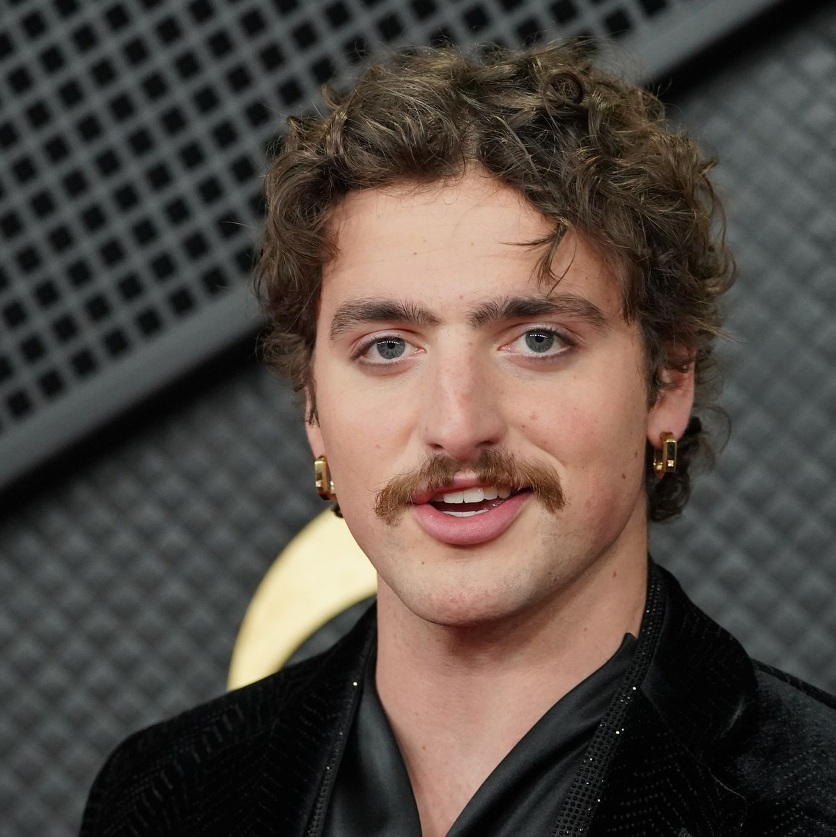 Popstar Benson Boone gehört zu den Promis der letzten Jahre, die den Oberlippenbart-Hype befeuerten. (Archivbild) - Foto: Jordan Strauss/Invision/AP/dpa