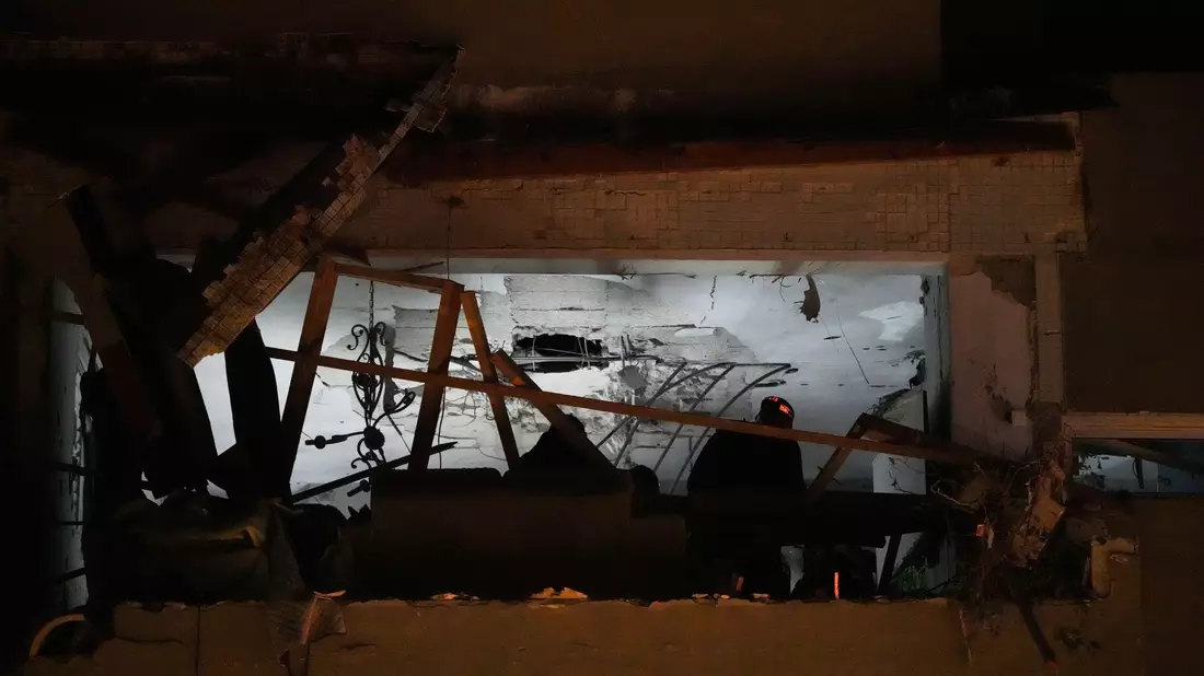 Zwei Menschen wurden beim Einschlag einer Rakete in Ramat Gan getötet. - Bild: Ohad Zwigenberg/AP/dpa