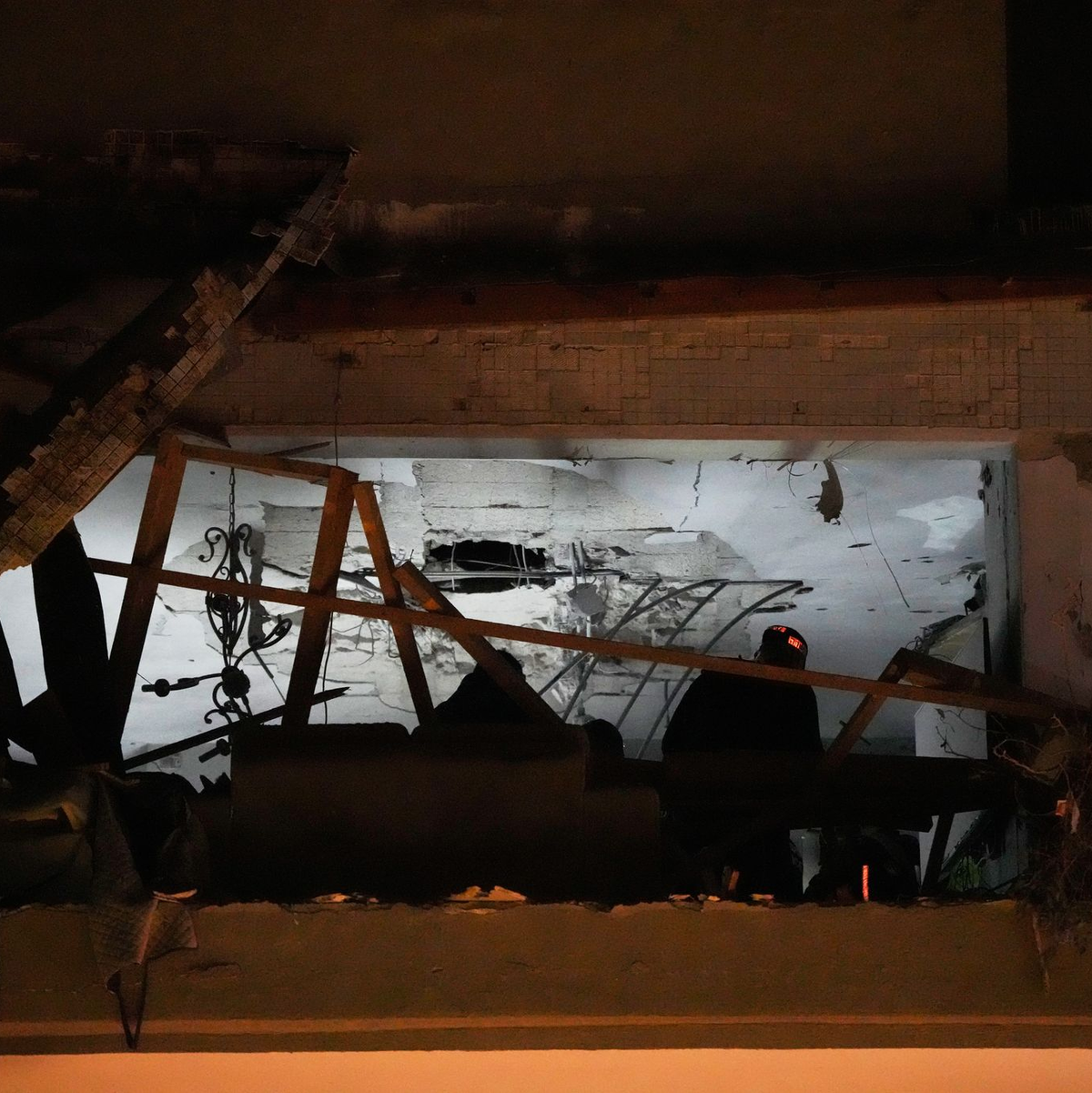 Zwei Menschen wurden beim Einschlag einer Rakete in Ramat Gan getötet. - Foto: Ohad Zwigenberg/AP/dpa