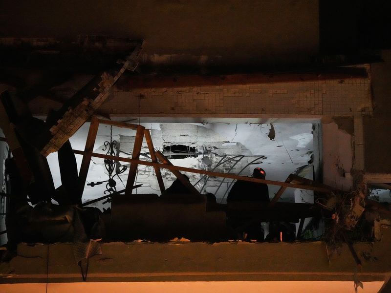 Zwei Menschen wurden beim Einschlag einer Rakete in Ramat Gan getötet. - Foto: Ohad Zwigenberg/AP/dpa