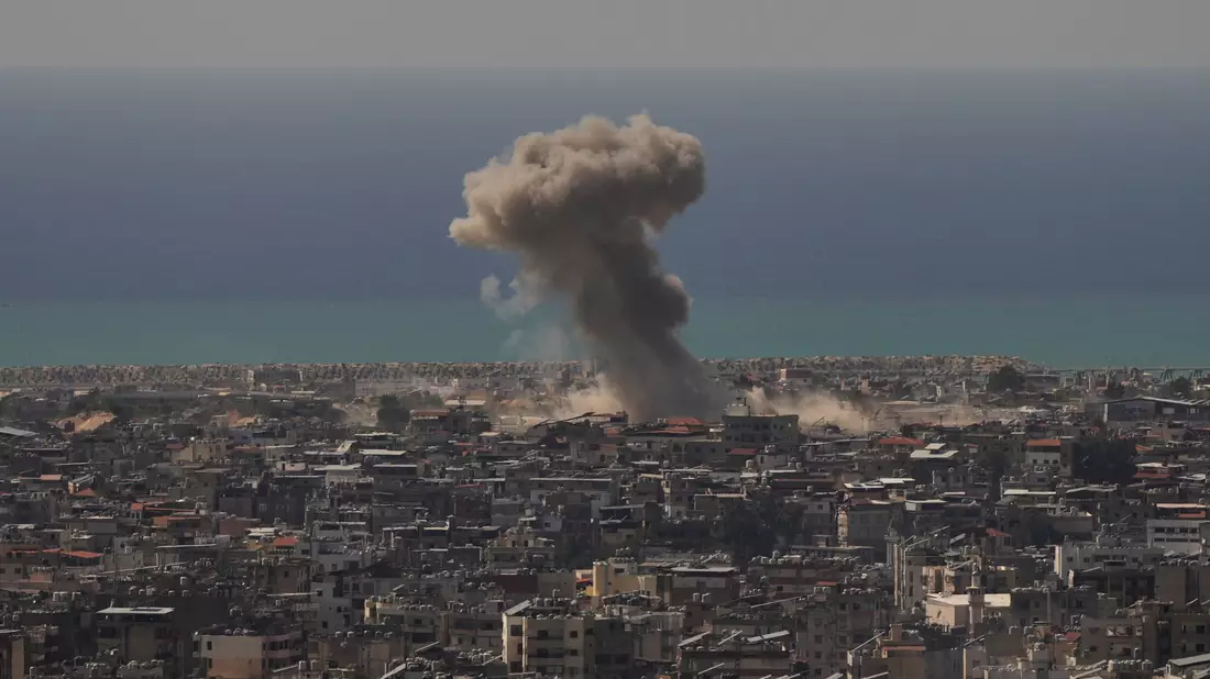 Israels Luftwaffe fliegt massive Angriffe im Libanon. - Bild: Hassan Ammar/AP/dpa